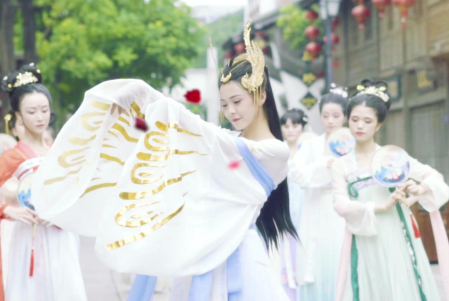 <b>盛装穿针乞巧祈愿姻缘才有金风玉露一相逢便胜却人世无数</b>