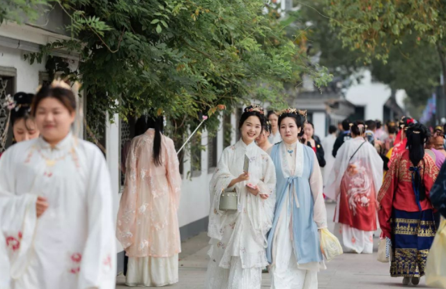 文君甄洛着服清淡不染凡尘;或如飞燕玉环花中牡丹不让群芳 文君甄洛着服清淡不染凡尘;或如飞燕玉环花中牡丹不让群芳